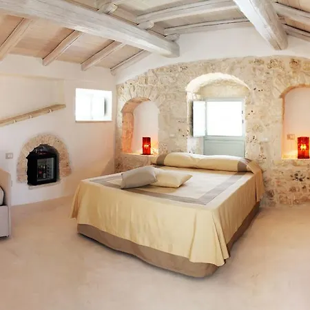 Bed and Breakfast Palazzo Camarda 4*